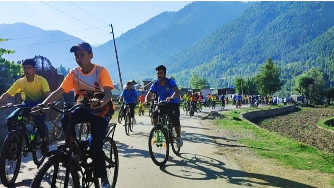 DBandipora's tweet photo. World BICYCLE Day celebrated in Bandipora, DYSSO Bandipora on the Directions of District Administration conducted BICYCLE rally from Arin to Mini sec.Bandipora.150 boys from different institutions took part in the rally
@dgyssjk 
@dcbandipora 
@owais_ias 
@dicbandipora 
@Gazanfar https://t.co/hhEtT4sfSt