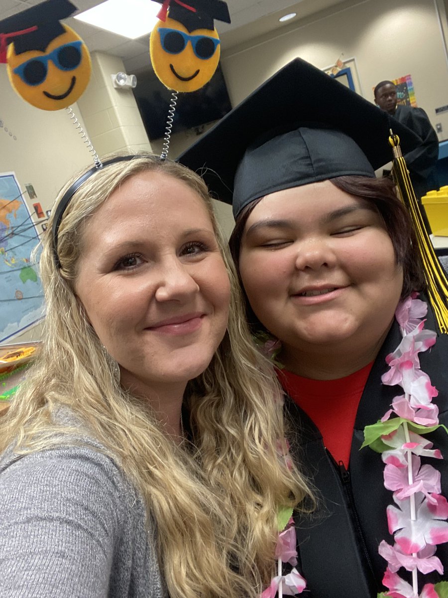 jenna_brown's tweet image. My first group of 5th graders graduating high school! 🥰😭 So proud of them and can’t wait to hear about what their future holds. One is applying for a job at HEB and the other is off to the Reddix and wants to be a hair dresser. #lifeinALE #langleylobo @NISDSpecialEd
