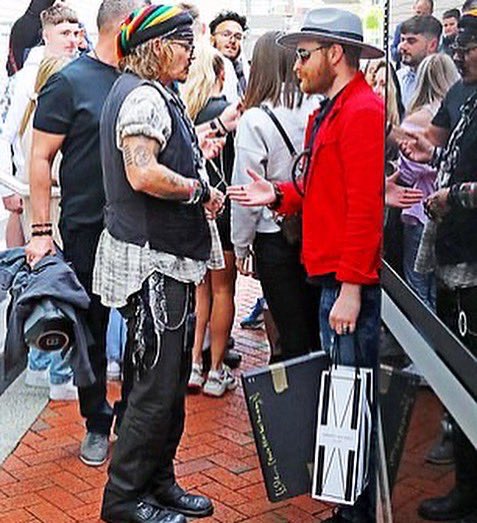 ReemDepp's tweet photo. The first photo 🥰

#JohnnyDepp outside his hotel in Manchester. https://t.co/q583HEngN6