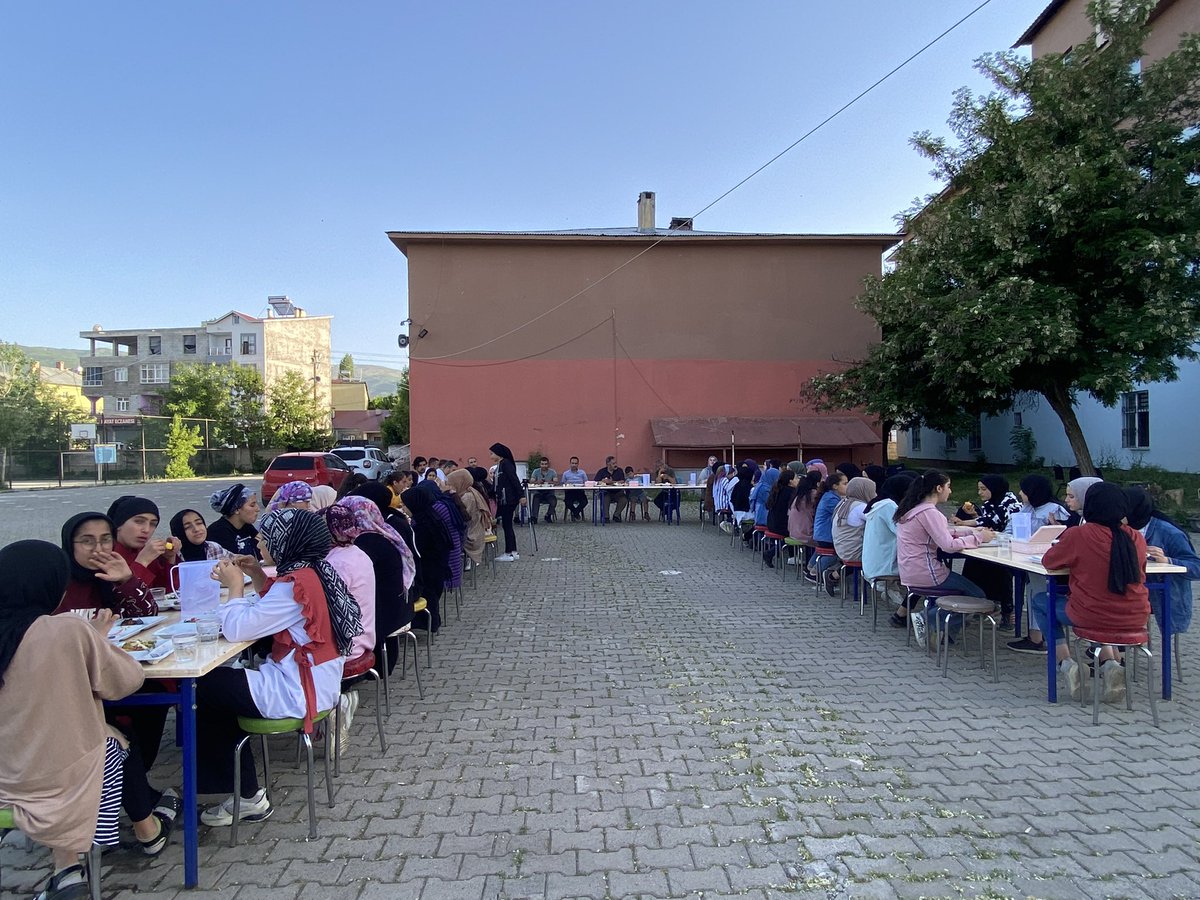 bozyel_necdet's tweet photo. İlçemiz @IhoSaid okulumuzun 8. Sınıf öğrencileriyle bir araya geldik. #LGS2022 öncesi güzel bir etkinlik hazırlayan idareci,öğretmen ve öğrencilerimize teşekkür eder,yarınki sınavda başarılar diliyorum. @tcmeb @HaskoyMem @atisoglu49 @neslim559_nesli @MusMilliEgitim1 #LGS https://t.co/jCuYUtpZXP