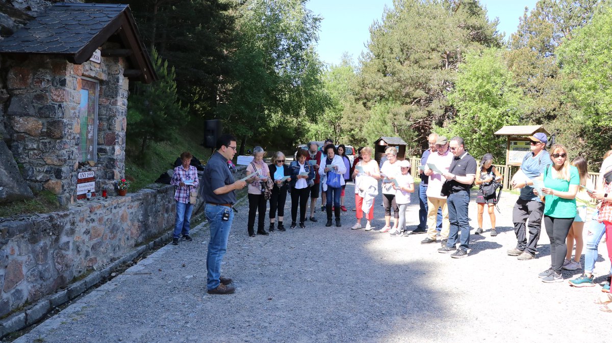 ComuEncamp's tweet photo. Ens hem aplegat a Les Pardines per celebrar la Mare de Déu de l’Ecologia! 
Planteu l’espígol als balcons que lluiran i les 🐝 ho agrairan! #biodiversitat @vilesflorides 
Una 60a de persones han participat en l’ofrena floral! 
#marededeuecologia #encamp #andorra #lespardines https://t.co/Xq1SP8cXgU