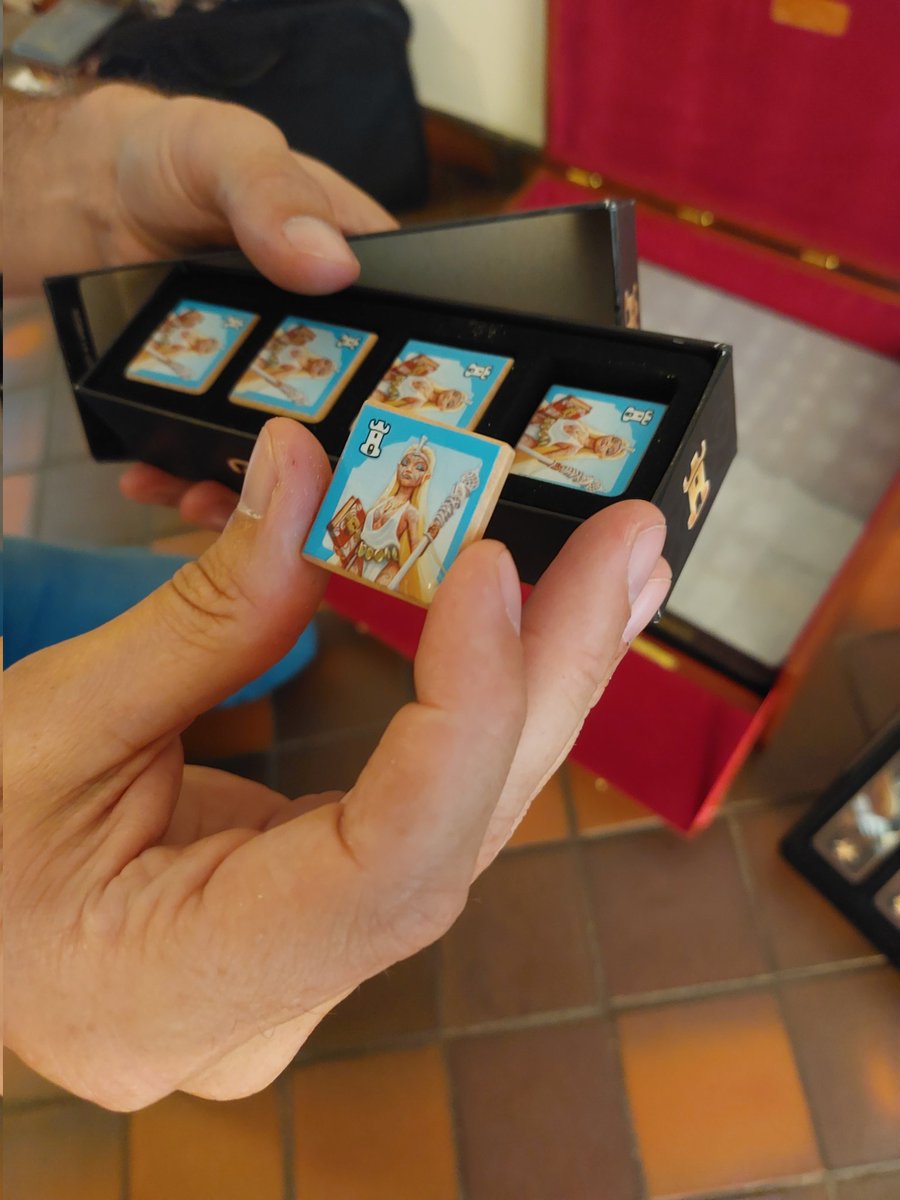 BDPHILOU's tweet photo. 1/2 Un ami vient de me montrer son édition ultra collector de #SmallWord #Daysofwonder... Ça claque!!!! 🤩🤩🤩🤩 https://t.co/19gvi4jBOD