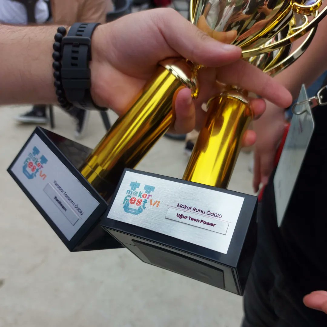 ugurkayseriokul's tweet photo. U-MakerFest VI yarışmasında ödüllerimiz.
Öğrencilerimizi tebrik ederiz.🏆
#UğurluOlmak
#UMakerFest https://t.co/CLBAcIJwgu