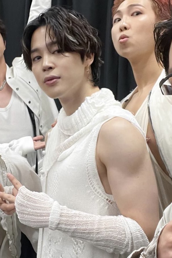 I WAS TOO FOCUSED KAY JIMIN but look at joon’s tiddies oh my goh i didn’t intend to look at ndjskdndhshs