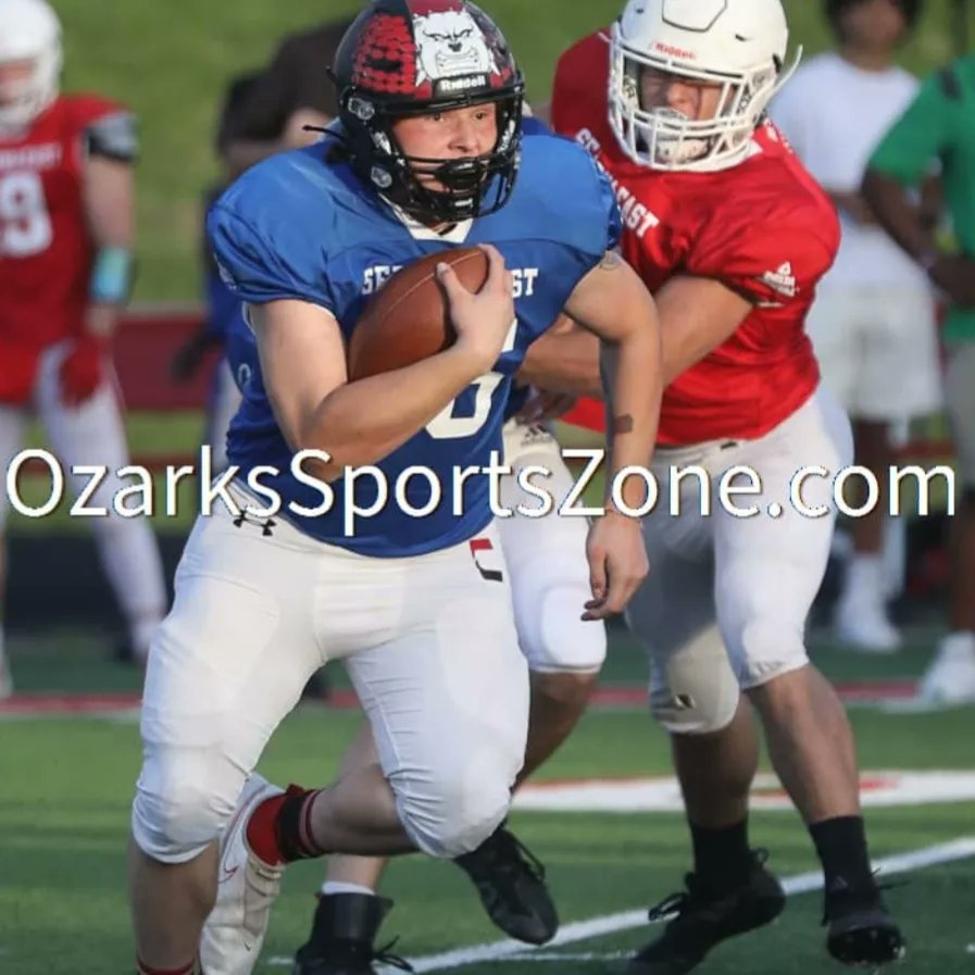 CHSFOOTBALL10's tweet photo. Enjoyed watching @zaythebeast007 &amp; @AshtonStine1 ballout one more time as teammates. They face each other as opponents when @ClarkePrideFB (Isaiah Harvey) visits @CMUEaglesFB (Ashton  Stine) Sept 10th, Fayette Mo. 
#BulldogNation 
#ClarkePride 
#GoGreen
@Central_AD @PitCentralHS https://t.co/jXiILnf1b3