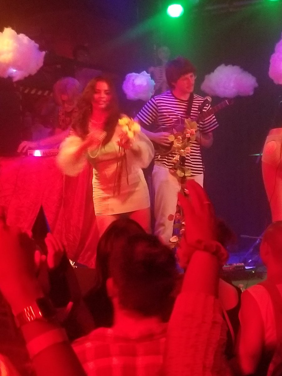 OliverStrawhat's tweet photo. @hey_peachface had all in attendance in her hands. They sang along to most of her songs. Was handed a bouquet and threw flowers to crowd to close show. https://t.co/52MO1N2RGp