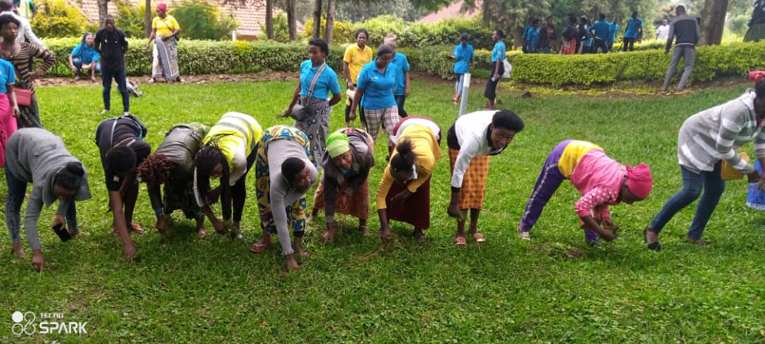 RusiziDistrict's tweet photo. Urubyiruko rukora ubucuruzi buciriritse rwo mu Rwanda n’ urwo muri Congo  bashyigikiwe n‘amahuriro y’abacuruzi baciriritse “platerormes “,ndetse na #youthvountieers  bakoranye umuganda ku rwibutso rwa #Kamembe.@RwandaLocalGov @Unity_MemoryRw @LetuProjet https://t.co/g7n77PvJmb