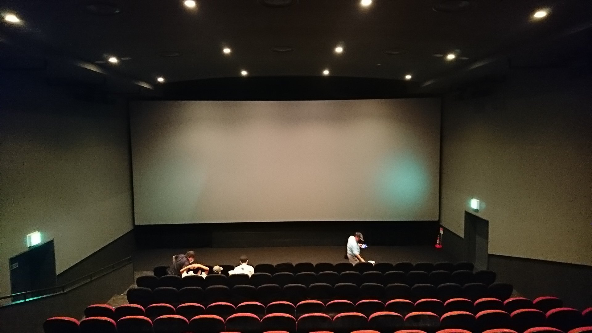 梅シャツ 3面マルチスクリーンのscreenx 左右の壁面に映像を投影するプロジェクター 階段上になっている座席の構造上 前方の投影面積が広く2台のプロジェクターで上下をカバー 中 後方の壁面は投影面積が少ないので各々プロジェクター1台 片面4台x左右