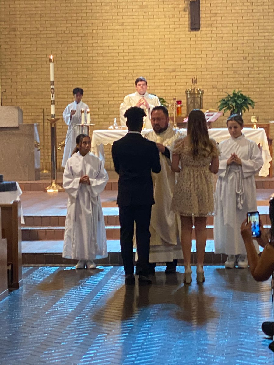 spsdfw's tweet photo. Even though our 8th Grade class graduated a few weeks ago, we can't help but remember the beautiful Graduation Mass. We thought we would share a few of our favorite photos. Congratulations SPCCS Class of 2022!
#spccs #catholicclassical #faithwisdomvirtue #spspackers #family https://t.co/urin6ts9Vb