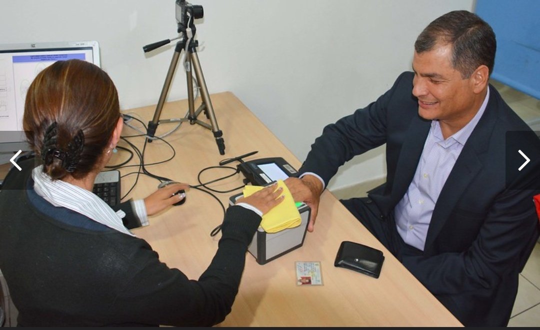 Akangauruna's tweet photo. Con @LassoGuillermo, contratan a "influencers" para ir al @RegistroCivilec (en crisis) para mostrar que está todo bien.

En tiempos de Revolución Ciudadana, @MashiRafael iba él mismo a sacarse la cédula y mostrar que sí funcionaba.

Gran diferencia entre ficción y realidad. https://t.co/ChLIuXcVas