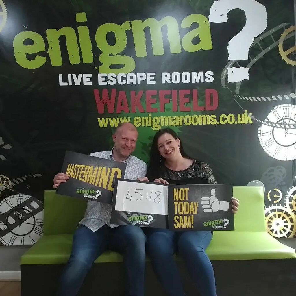 enigmaroomswake's tweet photo. This lovely pair of escape room enthusiasts evaded Serial Killer Sam 🔪 at the Murder Motel 🛎🛁🛏 #smashedit #enigmaenthusiast #we♥️escaping #weescaped https://t.co/fblNWVnVSP