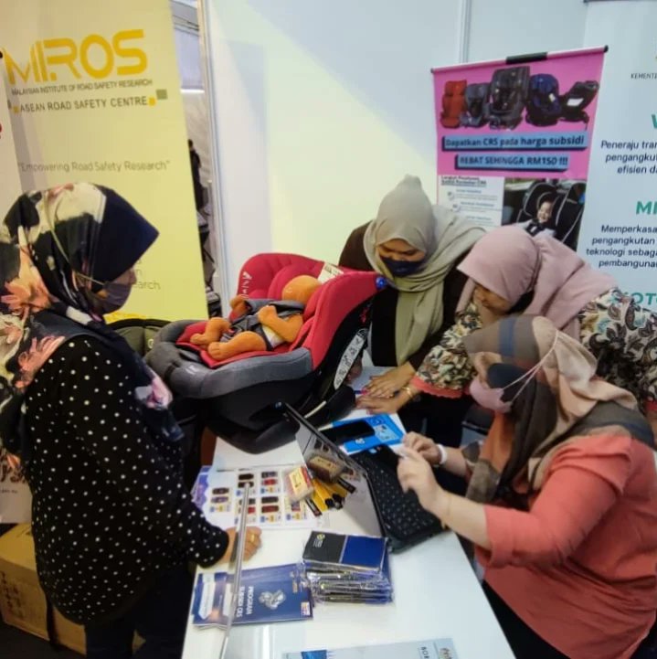mirosroadsafety's tweet photo. Pameran MIROS di booth @MOTMalaysia bersempena Jelajah Aspirasi @MyKeluargaMsia yg telah mempromosikan Program Subsidi MyCRS di Stadium Gong Badak pada 2-4 Jun 2022.

Terima kasih warga Terengganu! https://t.co/s8rdStCcSL