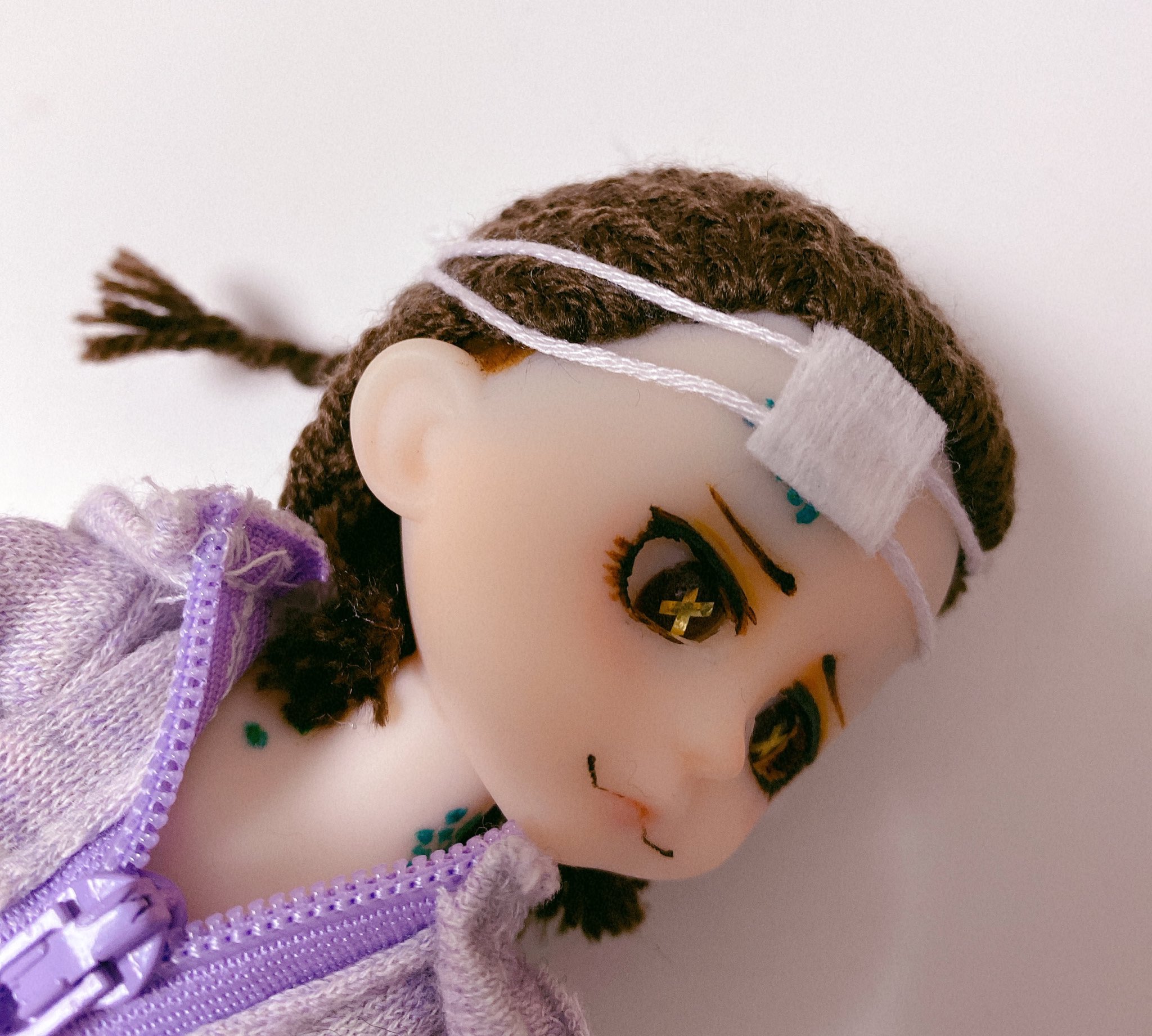 ろくハチ セリアのドールヘッドの植毛 その1 ドレッドぽい編み込みヘア 今回使ってるのは細い毛糸をそのまま利用 毛糸も確かセリアで購入 編み込みにはとにかく毛量欲しかったから 針ひと刺しあたり 針に3本の毛糸を通してる なので穴一つから6本出