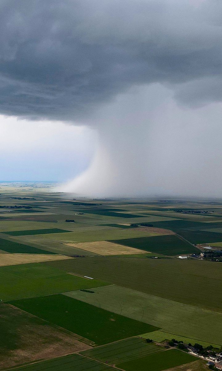 Image par drone d'un fort rideau de pluie (et possiblement #grêle ) entre #EureEtLoir et #Loiret 
Source: <a href="/PaulineLeluc/">Pauline Leluc</a> 
#Orages