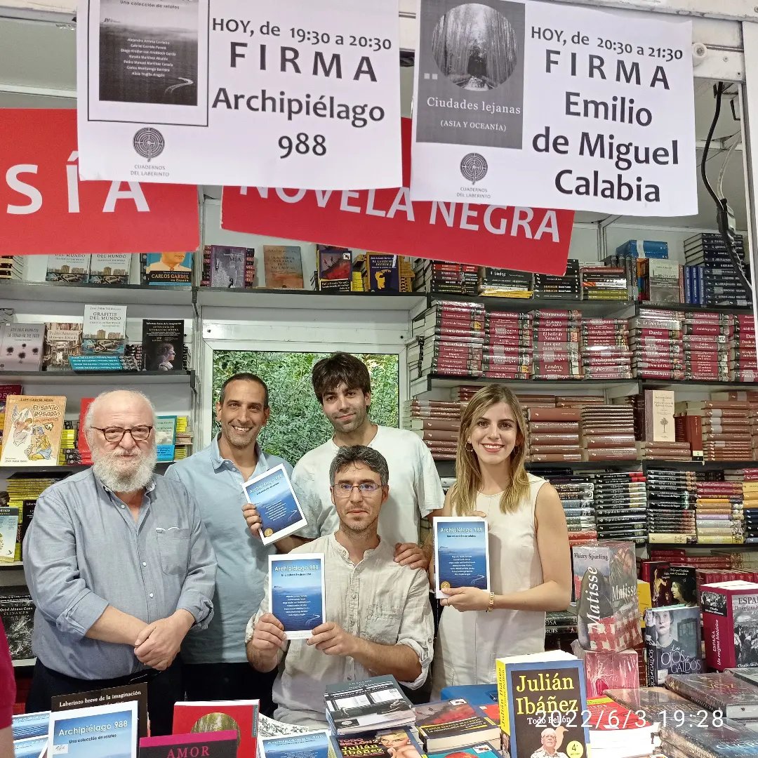 ALEJANDRO ARRIETA CARRIEDO, GABRIEL GARRIDO PARENT, DIEGO KINDLER, NATALIA MARTÍNEZ ALCALDE, PEDRO MANUEL MARTÍNEZ CORADA y
CARLOS MONTUENGA BARREIRA
(echamos de menos a ALICIA TRUJILLO ARAGÓN).
El Archipiélago 988 llegó al Retiro y conquistó la Feria del Libro de Madrid.