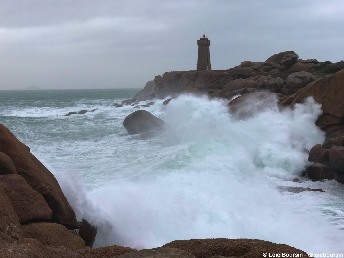 LoicBoursin's tweet photo. C’est la tempête au phare de #Ploumanach en #Bretagne ! 🌟 #orages https://t.co/G6bgweDRtv