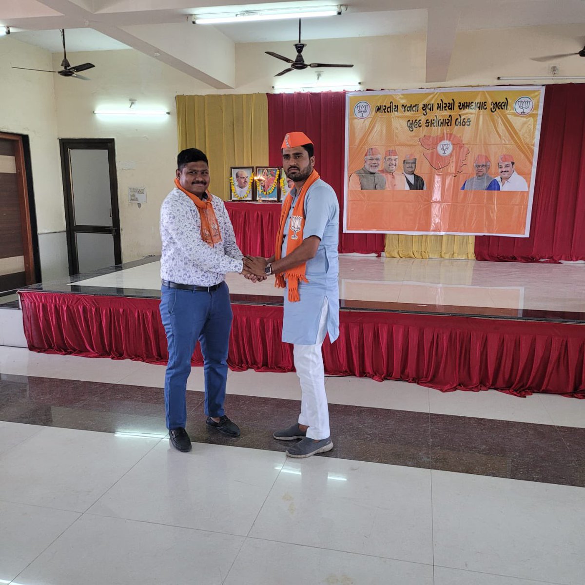 2014Mahipat's tweet photo. @Randhirsinhbjp @HarshadGiriBJP @pradipsinhbjp @DrPrashantkorat @BJYM4Gujarat @NareshDesai_ @ishaktisinhbjp @shaileshnaibjp @JaySomani4 @Hitendrasinhbjp @hardik_dodia @bjym4ahmdist @PratikpatelBJYM @ParmarPavubha @BhavikaGhoghari આજ રોજ ભારતીય જનતા યુવા મોરચા અમદાવાદ જિલ્લા ની બૃહદ કારોબારી બેઠક અમદાવાદ જિલ્લા ભાજપ ના યશસ્વી અધ્યક્ષ શ્રી @HarshadGiriBJP જી ની વિશેષ ઉપસ્થિતિ માં સાણંદ નગરપાલિકા હોલ ખાતે યોજાઈ.@pradipsinhbjp @DrPrashantkorat @BJYM4Gujarat @NareshDesai_ https://t.co/byWgbsEL6A