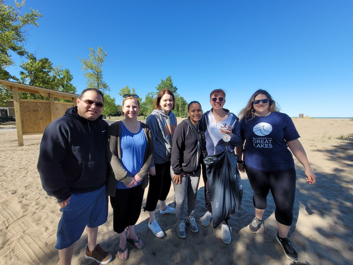 julieflynn12's tweet photo. Beautiful morning on the lake for a beach cleanup! @wkyc @A4GL #planetcle https://t.co/Uf3CRGnUaT