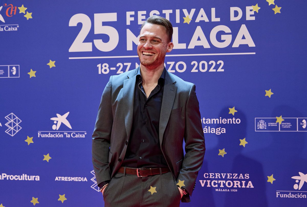 CAPRICHO's tweet photo. Um feliz aniversário para o @KeremBursin 😎♥️🤘🎂 #TheBursinBirthday 

📸: Carlos Alvarez/Getty Images https://t.co/uuxBzkVujq
