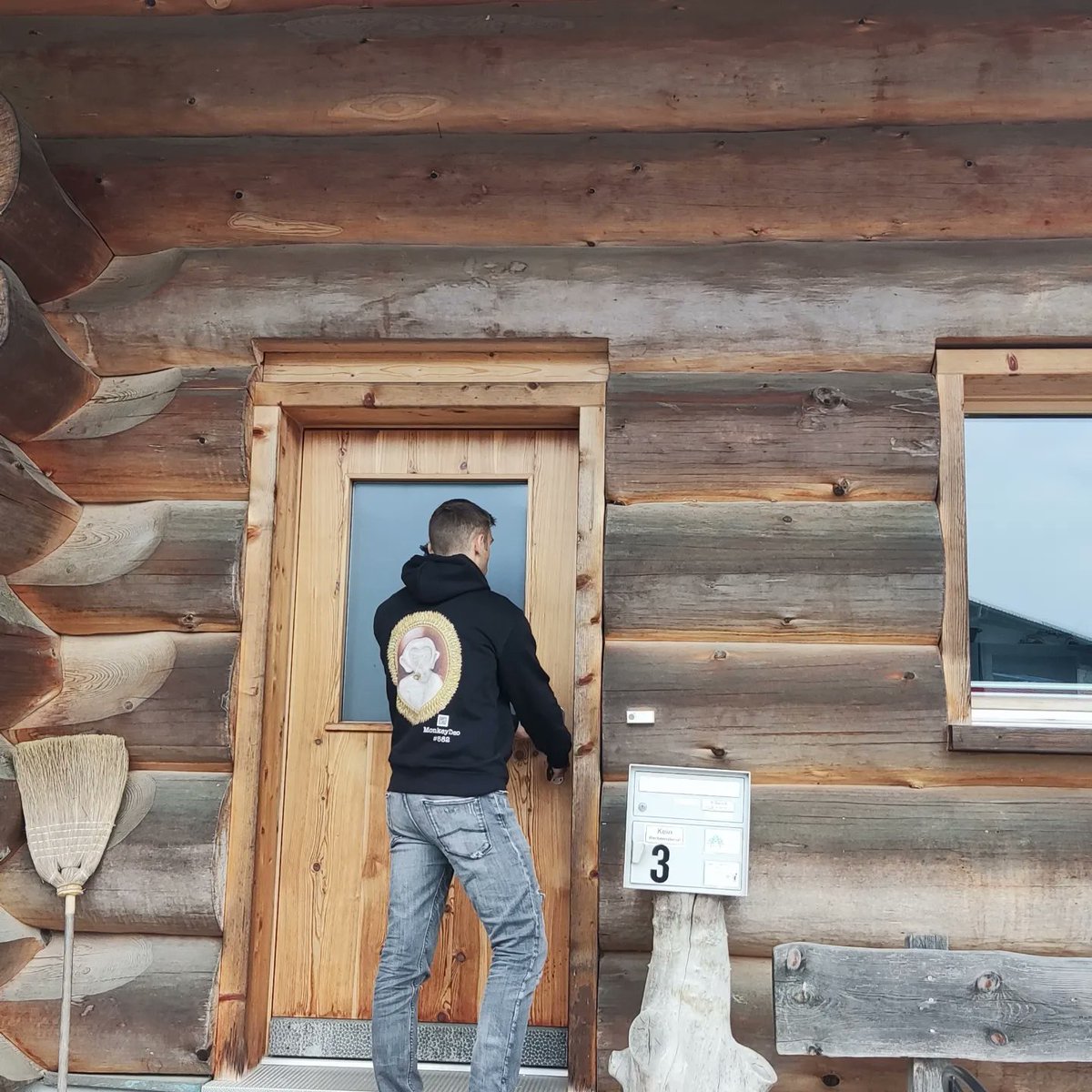 Kaiserlich87's tweet photo. The #MonkeyDeo is #home e 😱 He likes the #woodhouse 🤩 What do you think about these high ceilings with the large windows❓

#nftcommunity #nft #love #wood #woodhouses  @amedeoNFT @exclusible https://t.co/dPM7nUl8wH