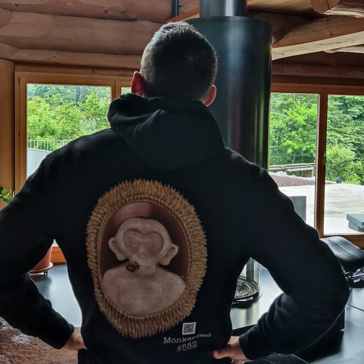 Kaiserlich87's tweet photo. The #MonkeyDeo is #home e 😱 He likes the #woodhouse 🤩 What do you think about these high ceilings with the large windows❓

#nftcommunity #nft #love #wood #woodhouses  @amedeoNFT @exclusible https://t.co/dPM7nUl8wH