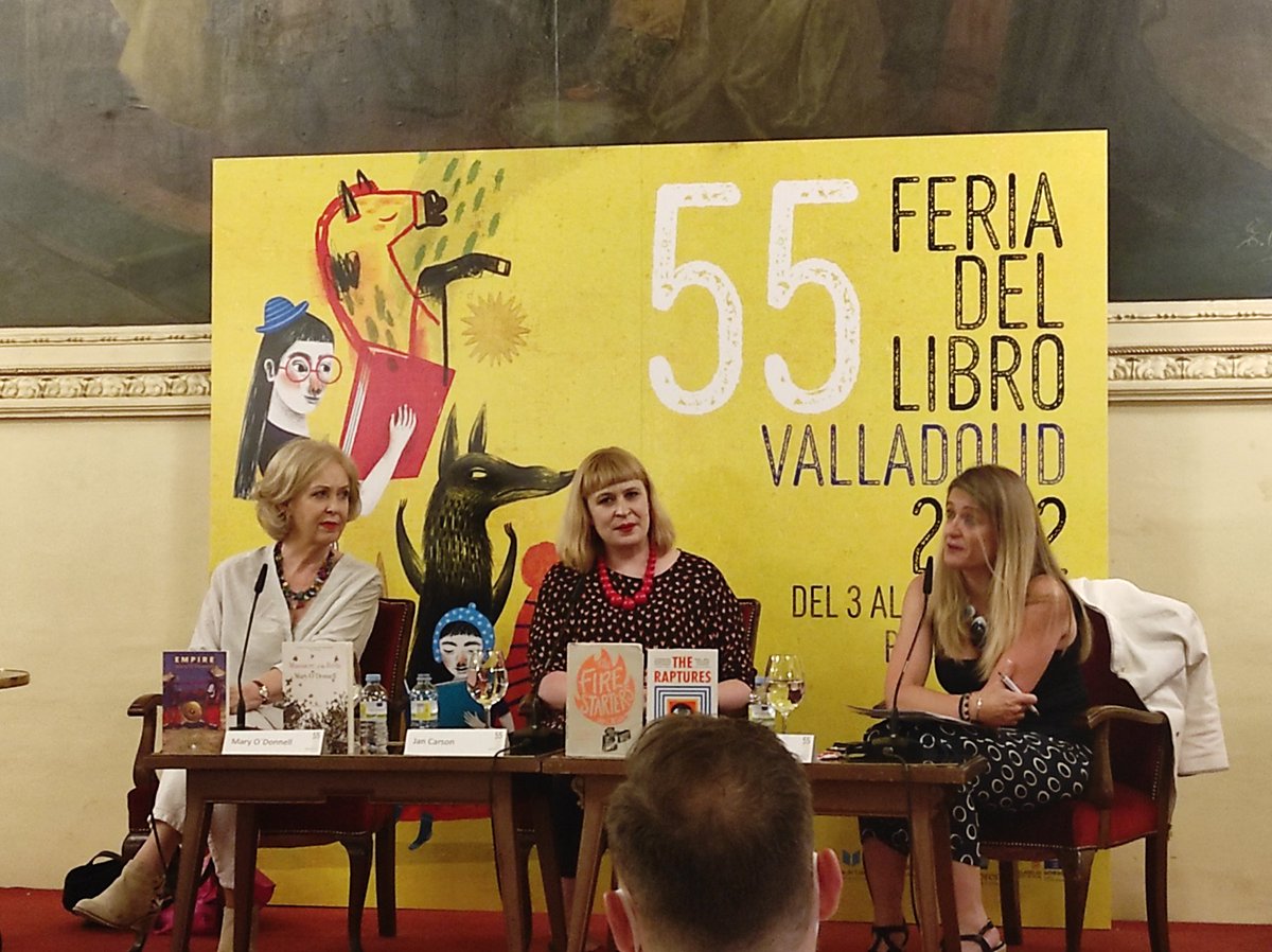 HojadLata's tweet photo. Escuchamos a Mary O'Donnell y a @JanCarson7280 en la @FerialibroVLL 
La autora de Los incendiarios habla de literatura, violencia política y trauma heredado. https://t.co/5Kuac2Gpjg