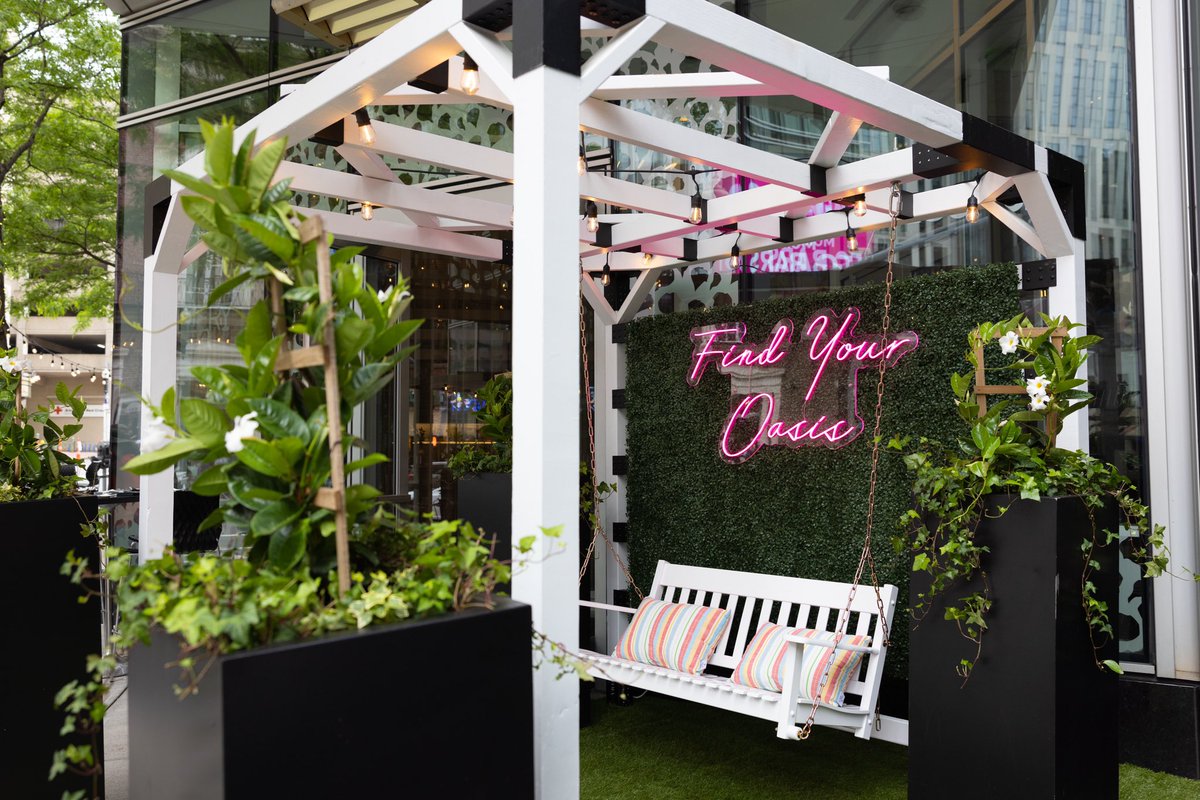 LuxeTiffany's tweet photo. W Boston has launched their new summer outdoor dining experience, W Urban Oasis. Summer-inspired bites and creative cocktails in the heart of Boston's Theater District. @WHotels #WBoston #hotels #boston #travel https://t.co/tpAPZhqzIX