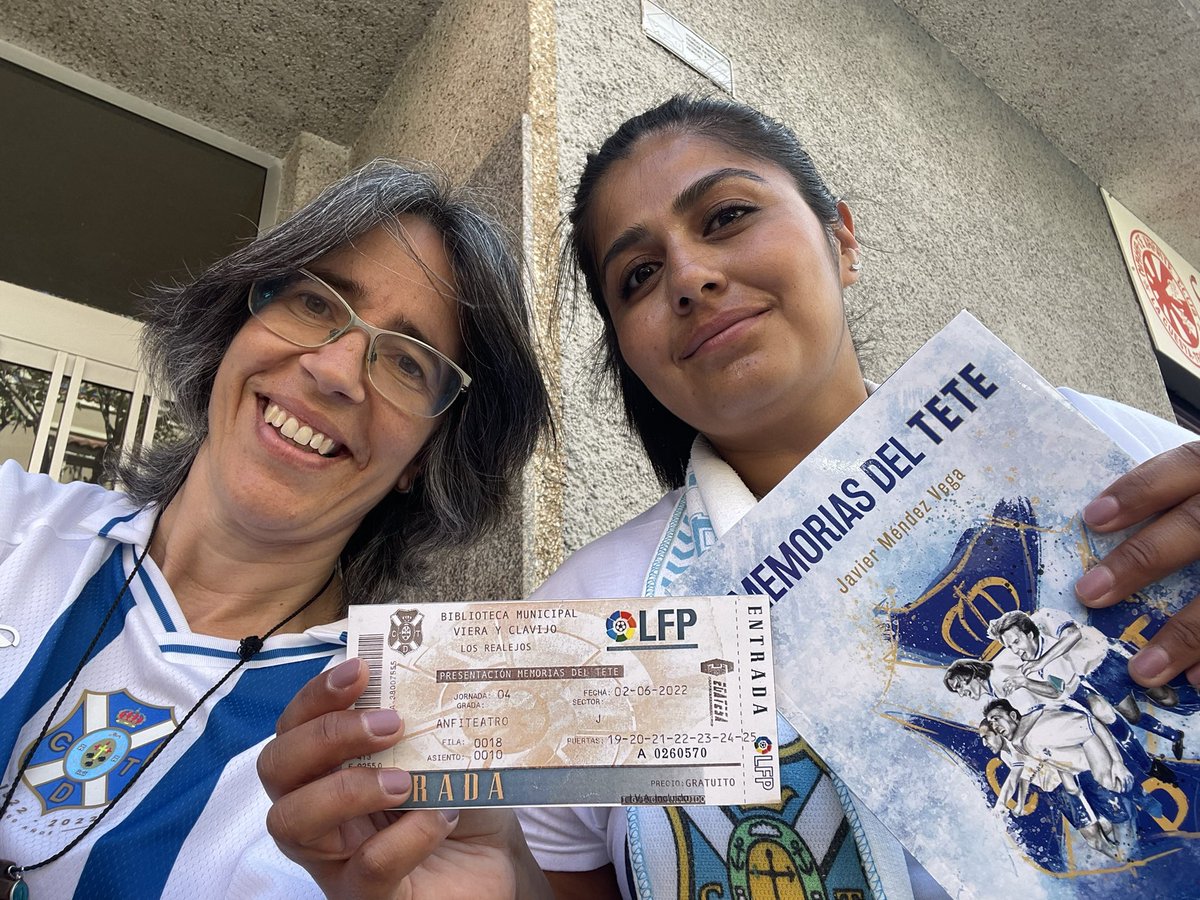 PilarTetePerez's tweet photo. Día perfecto para empezar a leer el libro del periodista @MendezVega que me ha regalado mi amiga @laurafg87 una 💙🤍 que vive al @CDTOficial desde pequeña y que junto a ella tenemos recuerdos imborrables para siempre! ❤️ Mi padre y su padre, 2 blanquiazules que echamos de menos! https://t.co/UBbaYDUTuL