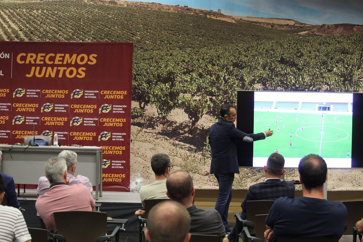 fedriojafutbol's tweet photo. 'Desarrollo de un micro ciclo competitivo' con @OltraJL. Disfrutando de la última ponencia de nuestras Jornadas de Entrenadores @fedriojafutbol.

#EntrenadoresFRF
#CrecemosJuntos https://t.co/N9WnJj9MRX