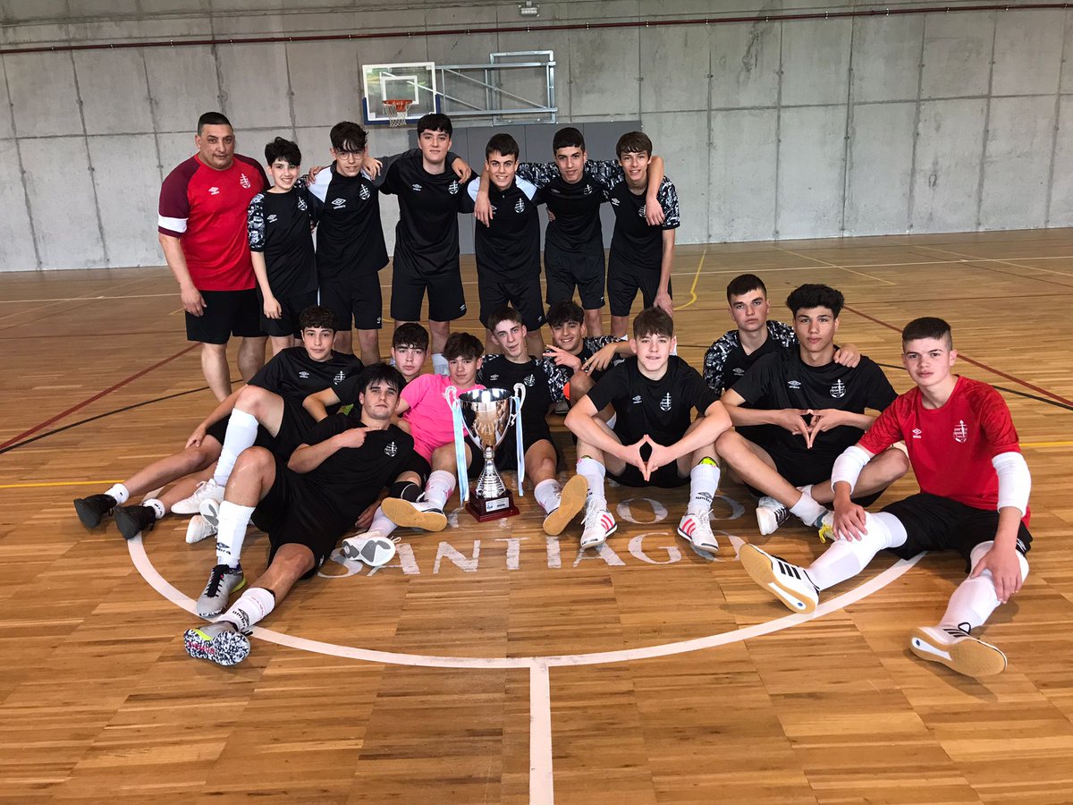 NoiaFutbolSala's tweet photo. ๐ ๐๐๐๐๐ร๐๐!!
๐ Os nosos cadetes redondearon a sรบa grande temporada esta maรฑรก gaรฑando a Copa!
โฝ๏ธ Venceron na final ao @Santiago_Futsal "B" por 1-3.
๐ ๐ฃ๐ฎ๐ฟ๐ฎ๐ฏรฉ๐ป๐, ๐ฟ๐ฎ๐ฝ๐ฎ๐ฐ๐ฒ๐!
#OSentimentoDunhaVila #UnhaParteDeTi https://t.co/TzkVK2lrld