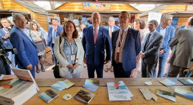 JeanMorin_CD50's tweet photo. 📚🖼️🇲🇨Forts des liens qui les unissent, les Archives du Palais de #Monaco et les @ArchivesManche souhaitent créer un portail documentaire numérique commun afin de faciliter toute coopération culturelle des richesses archivistiques conservées
#Torigny #SaintLô #Granville #Monaco https://t.co/8aOpw1v1xP