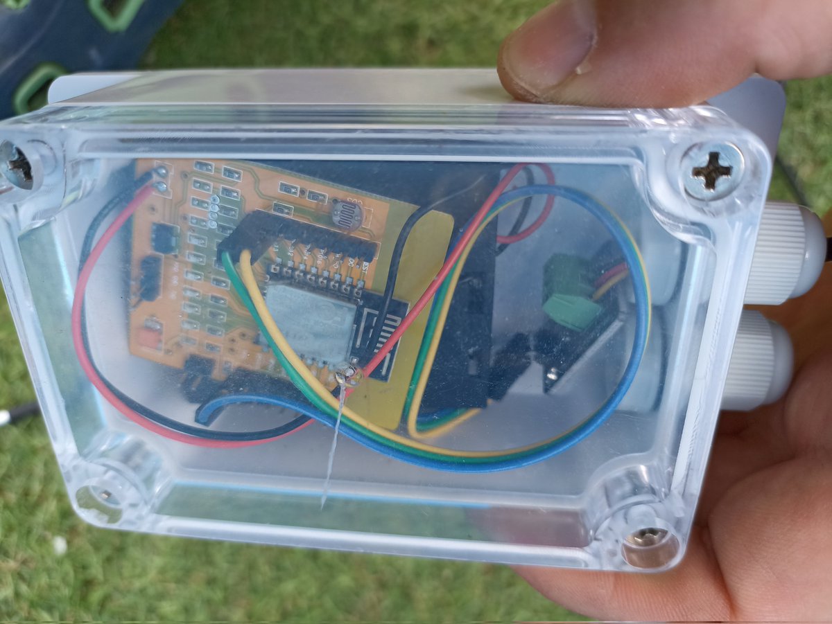 UzJenMartin's tweet photo. Rychlobastl co dům dal. 3 AA baterie a debug esp modul a utopeny teplotni sensor :D #esp #wifi #tempMeter https://t.co/xcBSpQ0T4t