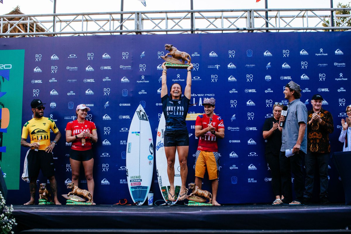 🏄‍♀️ <a href="/johannedefay/">Johanne Defay</a>, à jamais la première à G-Land, où elle est la première femme à remporter une épreuve du CT ! bit.ly/3xhWg3P