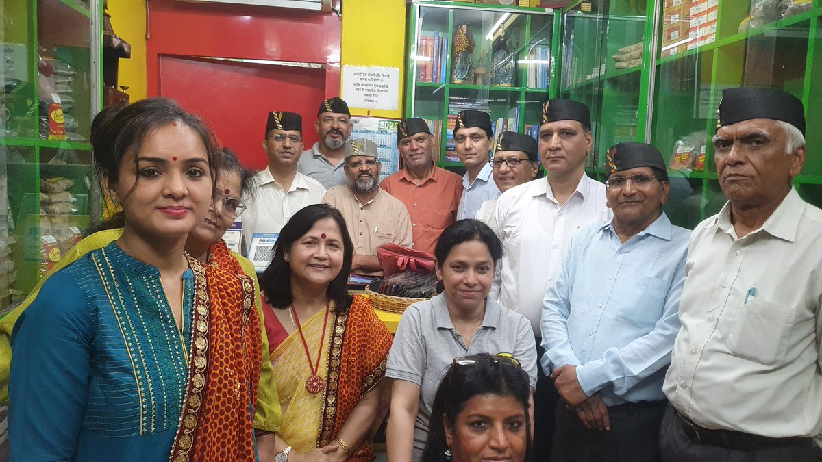 Dhyani_D's tweet photo. स्यारा रिटेल्स की खुचकंडी में कन्हैया का कलेऊ : महाकवि कन्हैयालाल डण्डरियाल जी को स्यारा रिटेल्स में प्रबुद्धजनों याद किया गया और श्रद्धांजली दी गई। https://t.co/m74YN2EGrh