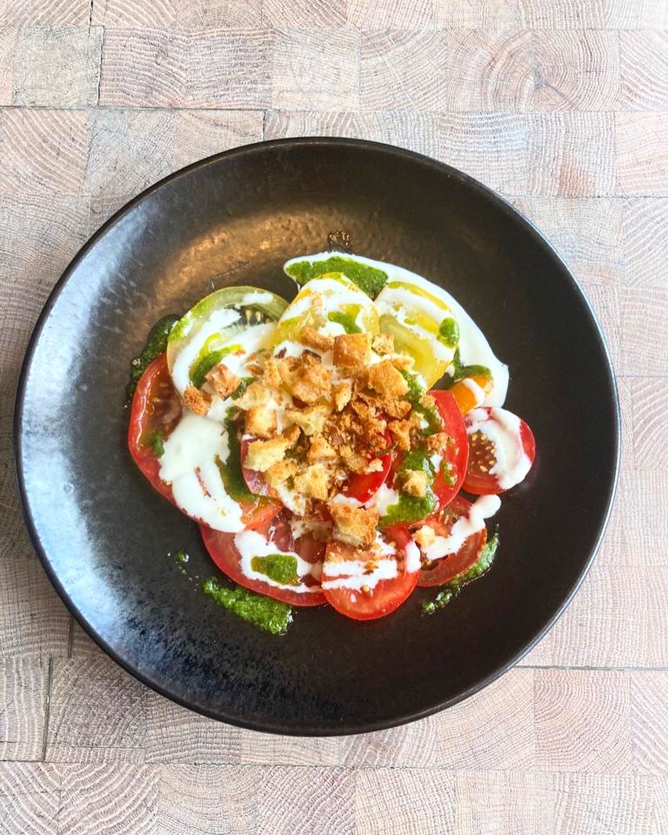 hellocreameries's tweet image. Keeping it hyper seasonal as always with our ever changing menu...
Heritage tomato salad with homemade creme fraiche, gremolata &amp;amp; focaccia crumb.
Jersey Royals, pickled spring onion &amp;amp; Pecorino salad.
Fettuccini with crema di ricotta e cipolle &amp;amp; raw English asparagus.