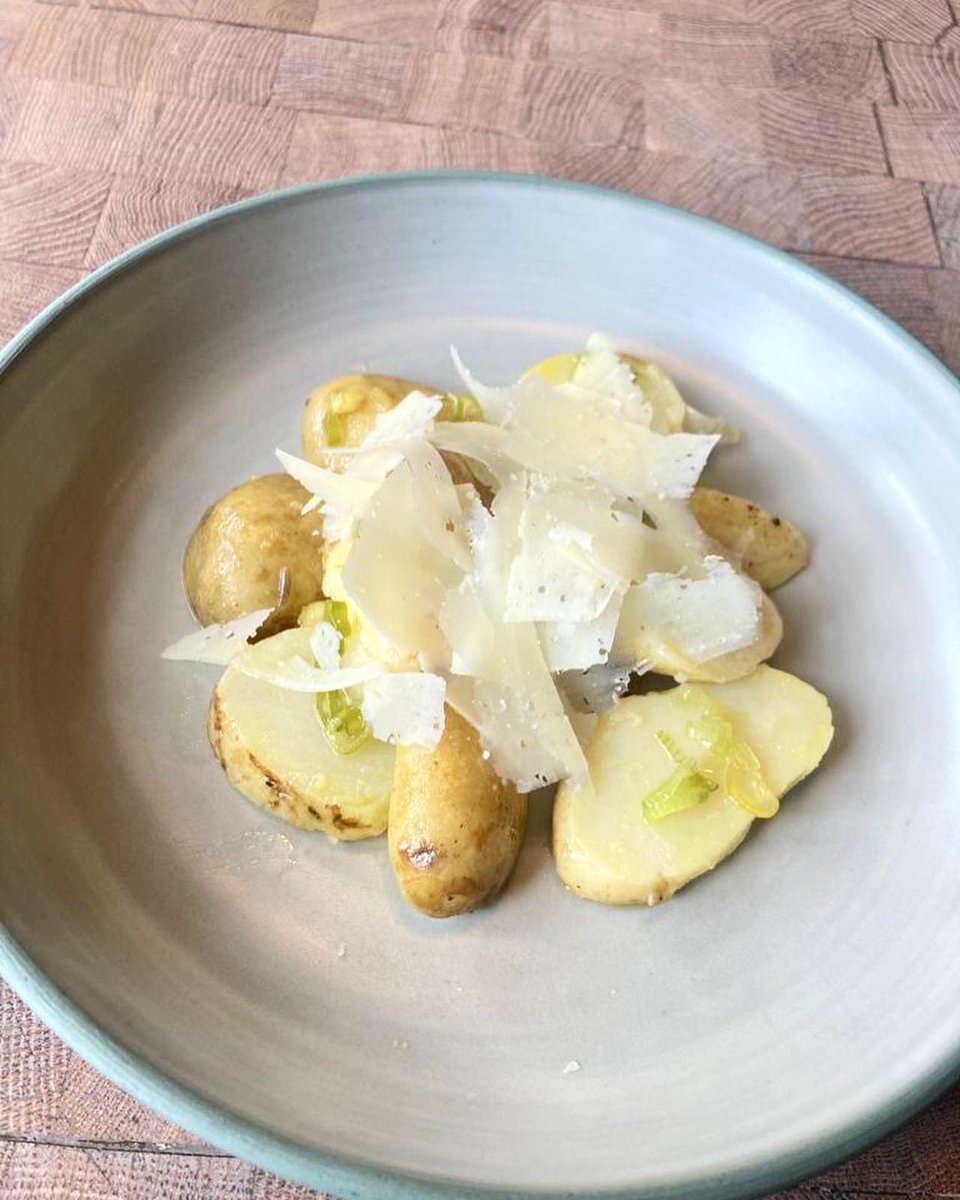 hellocreameries's tweet image. Keeping it hyper seasonal as always with our ever changing menu...
Heritage tomato salad with homemade creme fraiche, gremolata &amp;amp; focaccia crumb.
Jersey Royals, pickled spring onion &amp;amp; Pecorino salad.
Fettuccini with crema di ricotta e cipolle &amp;amp; raw English asparagus.
