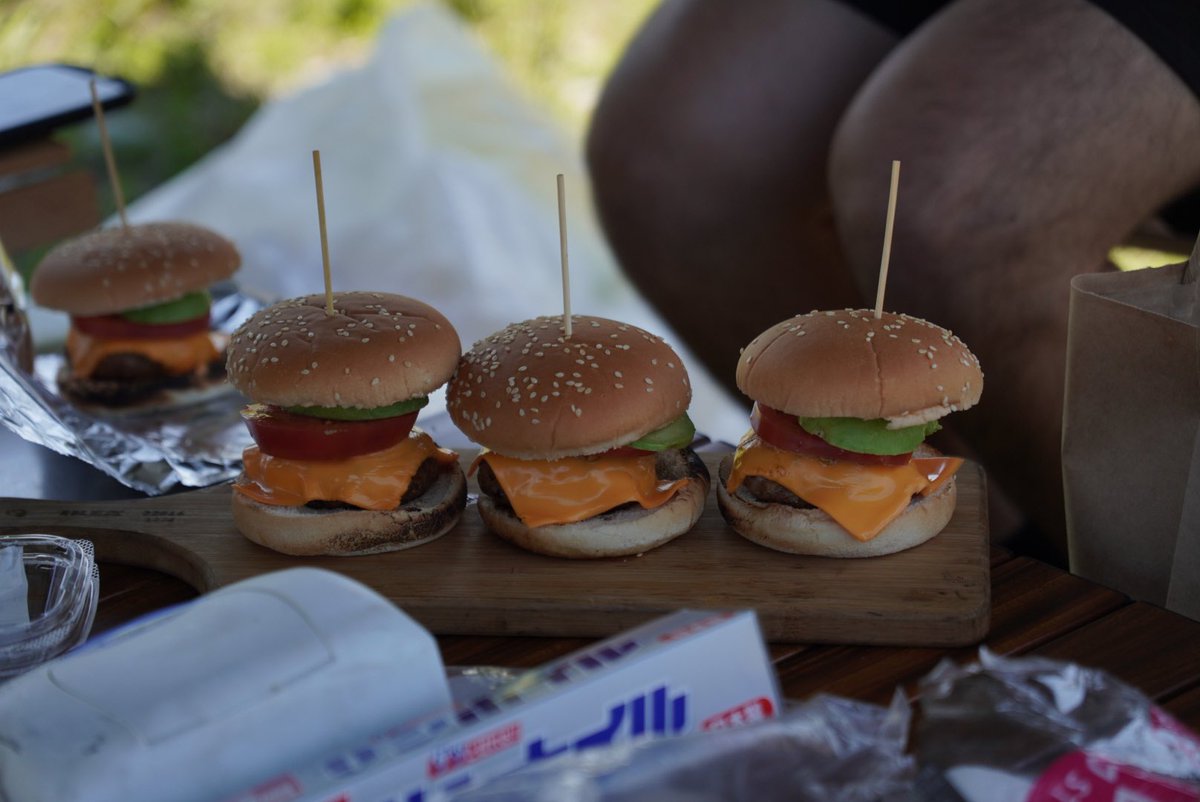 camp_akasatana's tweet photo. アボカドトマトチーズバーガー😋
バカうまかったな〜😋
今日はデイキャンプ日和でした〜！！
#キャンプ好きな人と繋がりたい 
#キャンプ飯
#ソトレシピ https://t.co/HEe7HnubSA