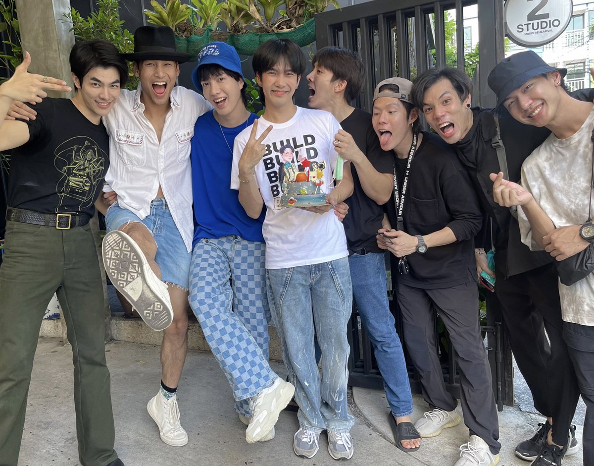 Niye bu kadar huzur verici 
Bu cast için ölürüm 
Bible yok cunku kırılan yatağı hallediyordur asdfhjms