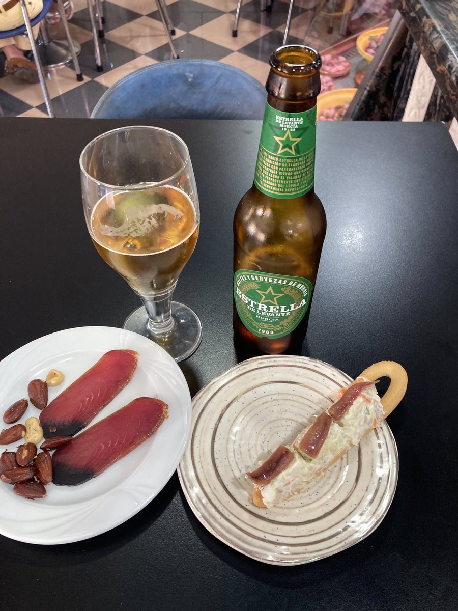 JMtnezNunez's tweet photo. @SiYoCojo y me pido una @estrellalevante a pique de congelación una tapa de #Mojama de @GarreVentas y una #Marinera con una anchoa de @ConservasOrtiz , quizá la calor no sea tanta calor , #MurciaBonica https://t.co/LfRsMo7AIe