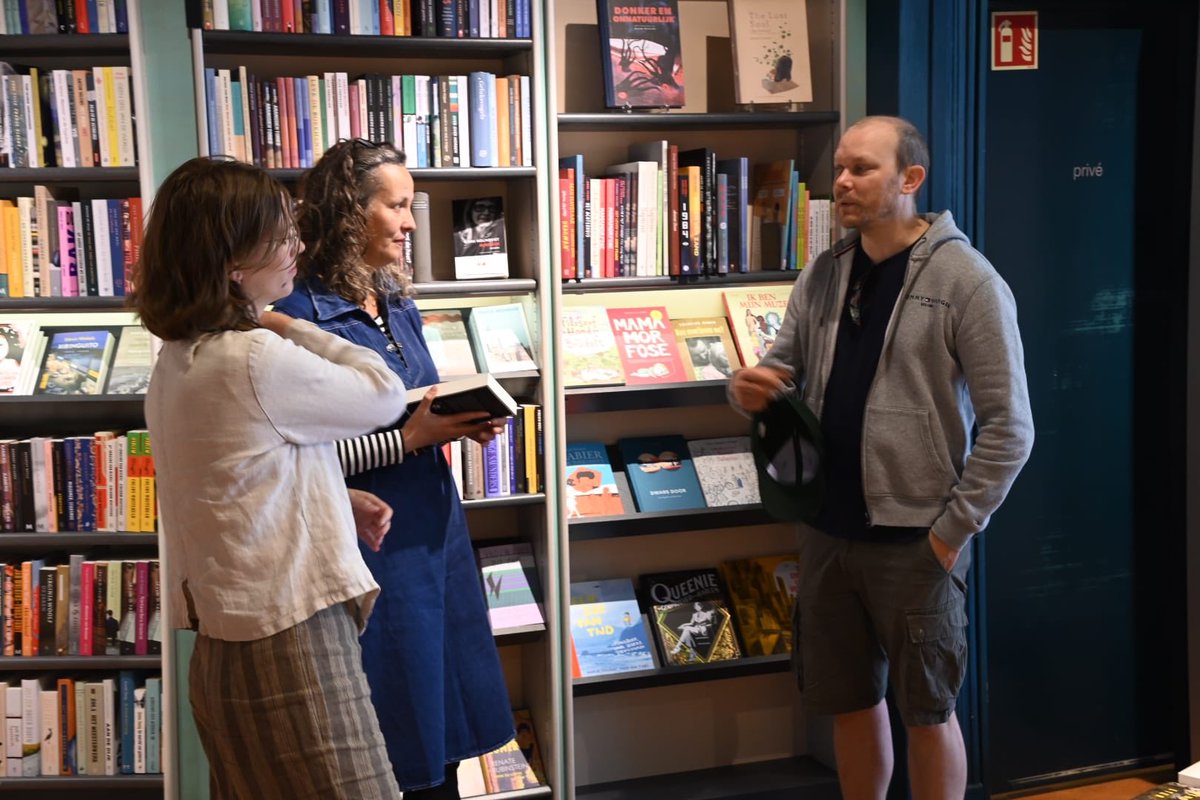 Gisteren beleefden wij een geluksdag, vandaag kan het de jouwe zijn: onze lievelings, Johan Harstad, kwam langs en signeerde onze Harstad-voorraad. Misschien tref jij nog net een gesigneerd exemplaar! #buzz