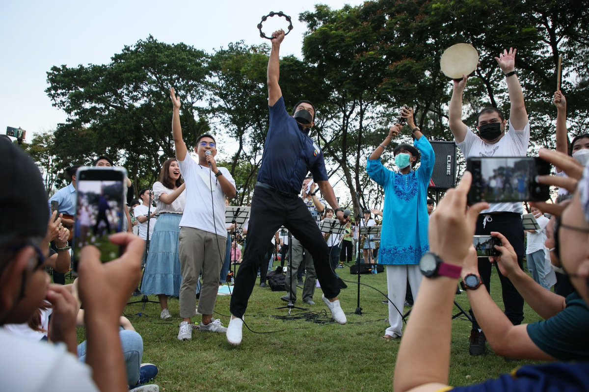 จะมี ผู้ว่าฯ กทม. สักกี่คน? ที่คนกรุงเทพฯ ต้องขอร้องให้ "กลับบ้านไปพักผ่อน" และแม้ live ลงพื้นที่ต่างๆ จะเป็นการโปรโมทผลงานตัวเอง แต่คนดูก็รู้ว่า "ทำงานจริง เข้าใจจริง หาแนวทางให้ จนท. แก้ปัญหาได้จริง" #ชัชชาติ 
.
ทวิตนี้อวย หนักมากกกกก 555 ... โปรดใช้วิจารณญาณในการอ่าน 😅