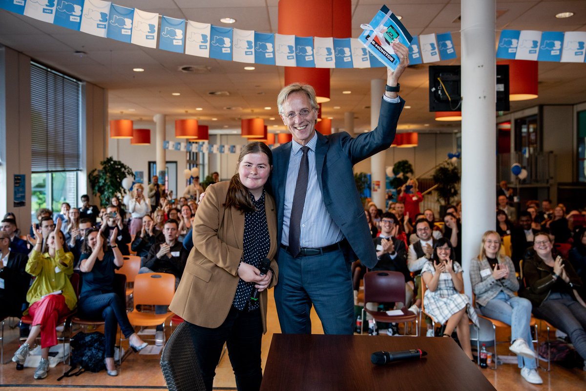 RHDijkgraaf's tweet photo. Mooi dat mbo-studenten hun opleiding en school een iets hoger cijfer geven dan in 2020 #JOBmonitor. Dit ondanks corona. Ik heb veel waardering voor de manier waarop studenten zich in die bijzonder lastige periode staande hebben gehouden. https://t.co/GXj92mGHGM
