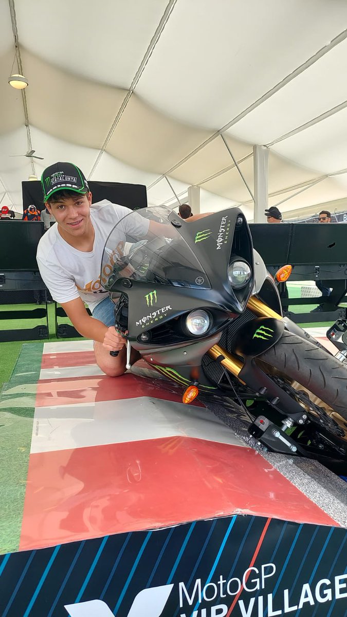 Así están disfrutando todos los amigos y amigas gracias a <a href="/MonsterEnergy/">Monster Energy</a> <a href="/MonsterEnergyES/">Monster Energy Spain</a> sobre uno de los Simuladores <a href="/mototrainerib/">Moto Trainer Ibérica</a> situado en el VIP Village de <a href="/MotoGP/">MotoGP™🏁</a> - <a href="/Circuitcat_es/">Circuit de Barcelona-Catalunya</a> 
#motogp #catalangp #monsterenergy #simuladormoto #simuladoresespaña #mototrainer #sim