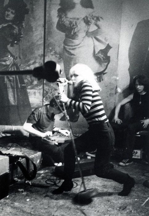GeorgiosMasman2's tweet photo. #OnThisDay 1⃣9⃣7⃣6⃣ @BlondieOfficial #MinkDeVille @TalkingHeadsNet #LaughingDogs and #TuffDarts played a show at #CBGB that is packaged in the album Live At CBGB'S New York. The grimy club had became the mecca of the burgeoning #punk #newwave scene in the city.
#punkrock #Punks https://t.co/QCqFpzB9bF