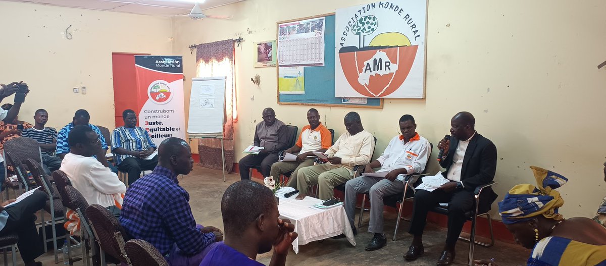 BertilleZoung's tweet photo. #Association_Monde_Rural(AMR)
<<AMR est une vision,AMR est une expérience>> dixit Hassan Sawadogo ancien gouverneur de la région du Nord lors du panel organisé par AMR pour rendre visible leurs actions. https://t.co/WE0MQGF8Fg