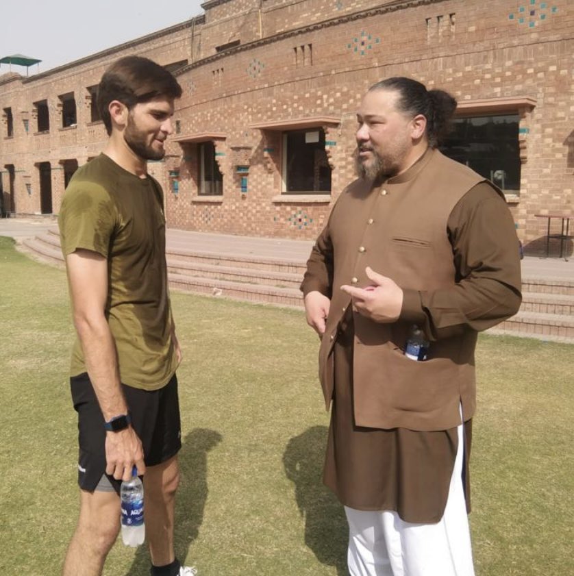 sattiptiI's tweet photo. یہ منحوس، امریکی گینڈا تو پاکستانی ٹیم تک بھی پہنچ گیا ہے اور بابر اعظم اور شاہین آفریدی سے بھی مل چکا ہے، 😑

اللہ پاک بابر اور شاہین کو اس منحوس کی نحوست سے محفوظ رکھے آمین  🤲 https://t.co/16RCtvIYSJ