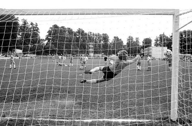 MatthiasHufmann's tweet photo. Die Paulshöhe. Erst Brauerei, dann Sportplatz. Und was für einer! Nach 100 Jahren heute das letzte Spiel. (1/5) https://t.co/SEDoshVATh