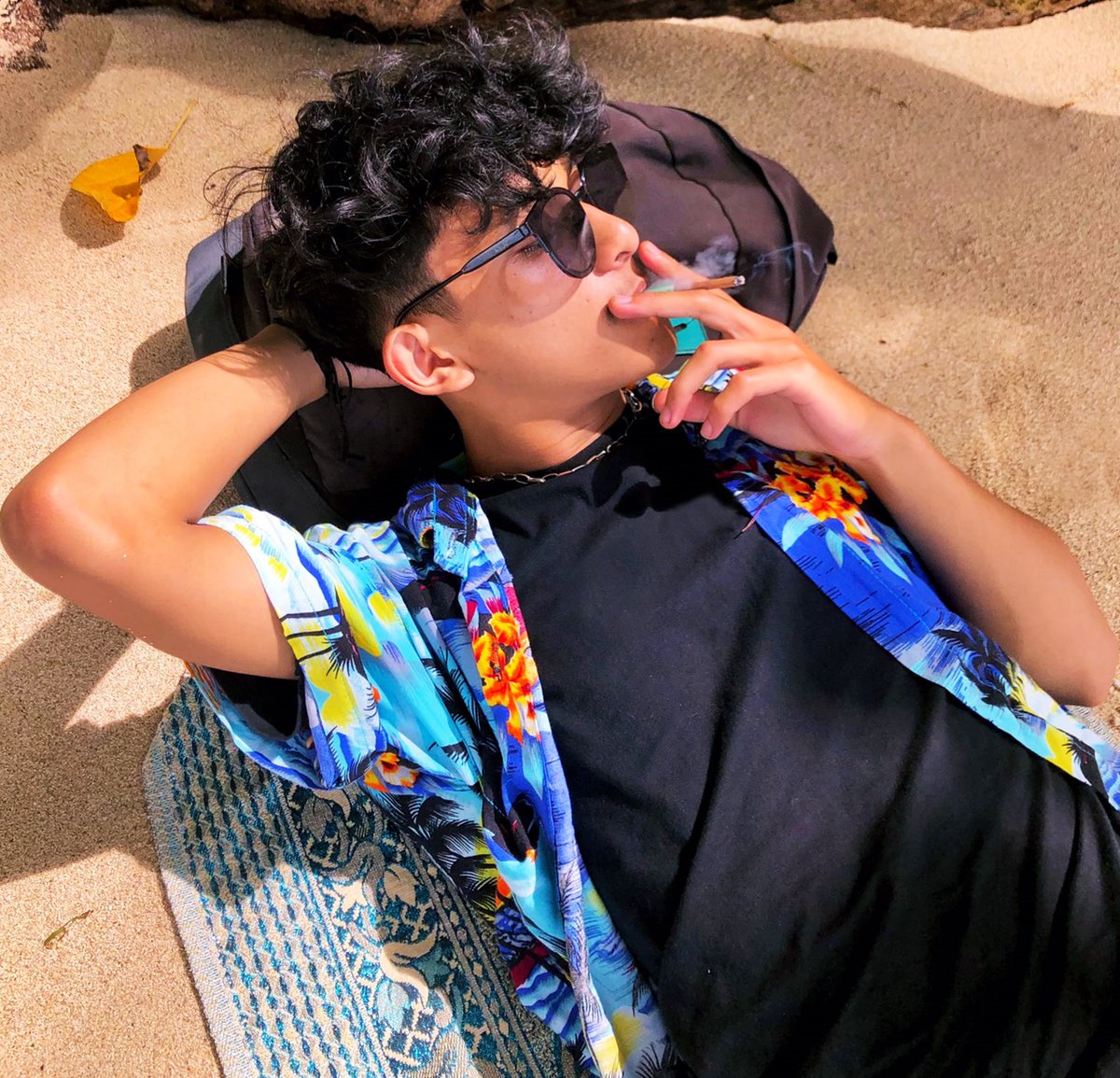 mgldmtri's tweet photo. summer. https://t.co/l8OHN1oOix