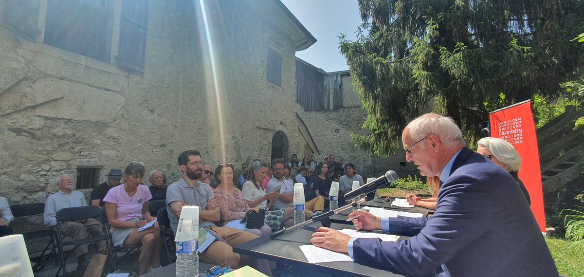 sylvieguillaume's tweet photo. Ce matin je suis à #Chambéry. Merci cher  @trepentin de ton invitation au lancement du festival Vis-à-Vis, collaboration franco-italienne, pour célébrer les évolutions contemporaines de l'Europe, sous le regard de #JeanJacquesRousseau
#charmettes https://t.co/Cuf8vTbEYt