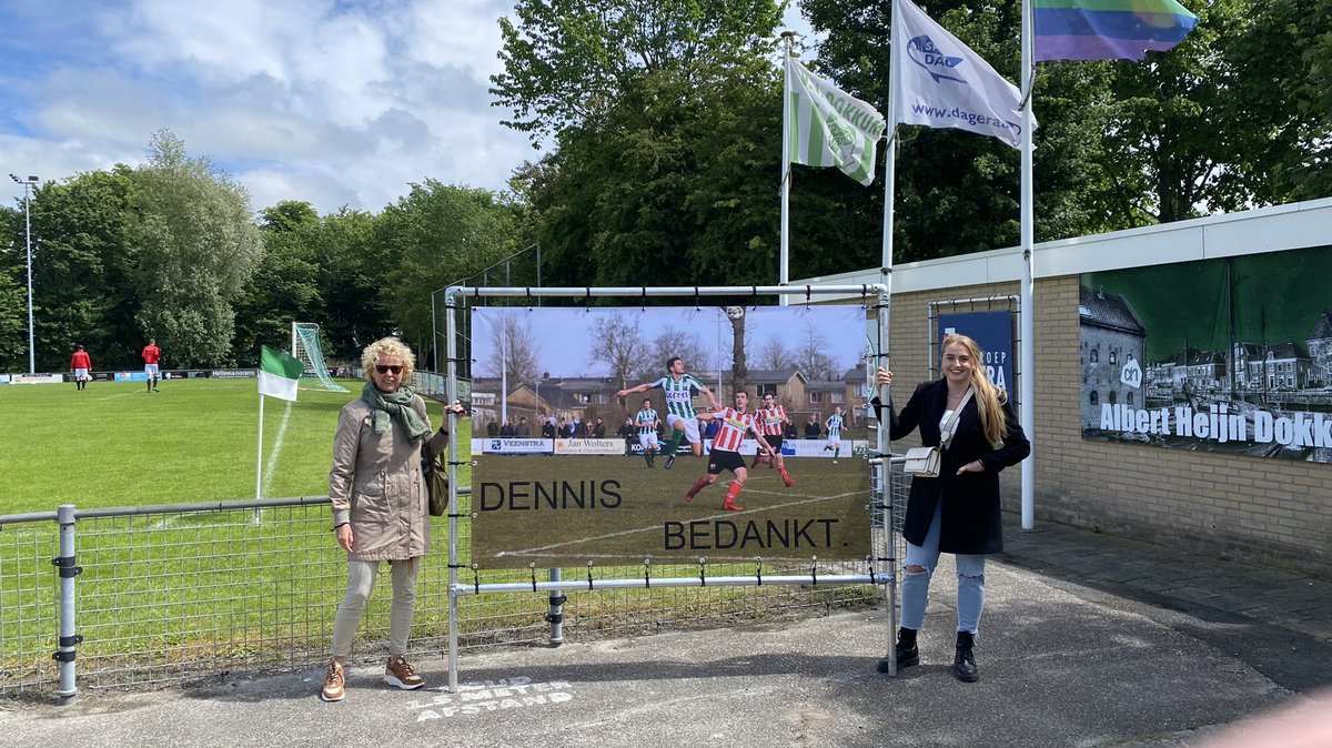 De aanwezige toeschouwers bij de wedstrijd <a href="/vvdokkum/">Voetbalvereniging Dokkum</a> - <a href="/GSVV/">GSVV</a> kunnen het spandoek voor de afscheids nemende <a href="/DennissdeB/">Dennis de Bruin</a> niet missen. 

#dokkum #gerkesklooster #kollum